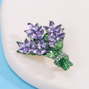 Macro d'une broche bouquet avec cristaux violets et feuilles vertes sur un plateau
