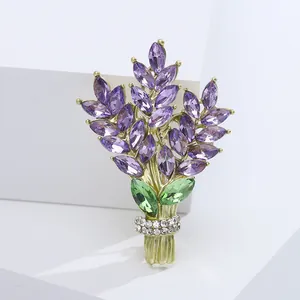 Gros plan d'une broche lavande avec pétales en cristal violet et alliage doré