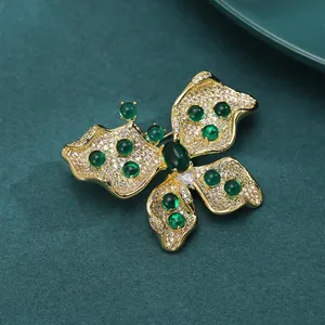 Broche papillon dorée élégante avec micro-pavé de zircons et pierres précieuses vertes