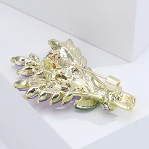 Détail macro d'une broche épi en alliage montrant le placage d'or et le fermoir épingle