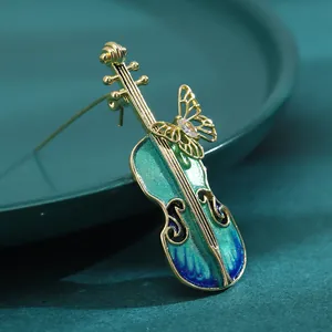 Broche violon exquise avec émail bleu dégradé et détails de papillon en zircon
