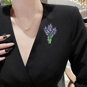 Élégante broche bouquet de lavande en cristal violet sur le revers d'une veste noire