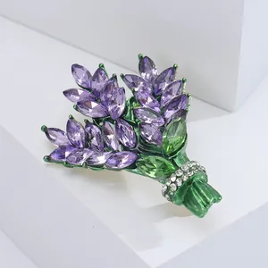 Élégante broche bouquet de lavande avec gemmes violettes marquise et feuilles vertes