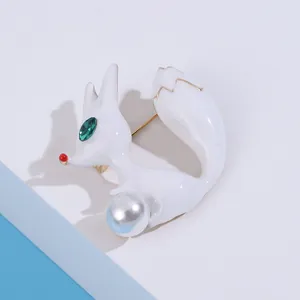 Broche renard minimaliste en émail blanc avec yeux verts et perle sur placage doré