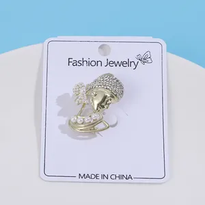 Fashionable Girl with Pearl Earring brooch in gold alloy with rhinestones and white pearls