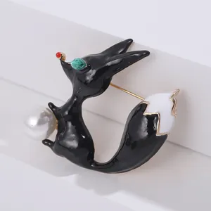Broche renard élégante en émail noir et blanc avec yeux verts et perle raffinée