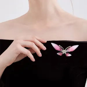 Eleganter Schmetterling-Brosche aus Acryl mit rosa Farbverlauf und Zirkonia auf Stoff
