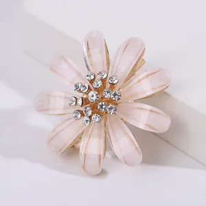 Elegante spilla a fiore con petali sfumati rosa e strass scintillanti per abiti estivi