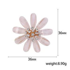 Elegante spilla floreale rosa da 36 mm con petali scintillanti e centro di strass lucidi