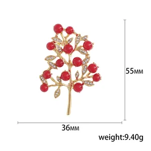 Élégante broche branche de baies dorées avec perles rouges et cristaux, 55x36mm