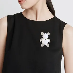 Elegante spilla a orso con perle tonde e a cuore e accenti di cristalli pavé lucenti