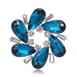 Vintage Alloy Crystal Wreath Brooch For Women Elegant Rhinestone Floral Pin Scarf Buckle Fashion Jewelry Accessories