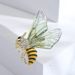 Broche abeille dorée avec strass en cristal et ailes vertes translucides