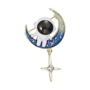 Broche Créative Astronaute Lune en Alliage Émail Thème Espace Avec Pendentif Étoile en Strass Bijoux de Mode Unisexe