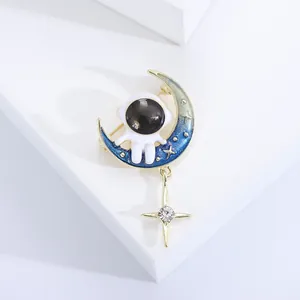 Broche astronaute sur lune en émail avec étoile dorée et dégradé bleu scintillant