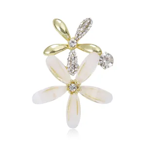 Elegante Legierung Strass Blume Brosche Für Damen Exquisite Weiße Florale Korsage Pin Für Hochzeit Party Mode Kleidung Zubehör