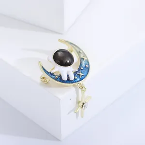 Broche astronaute sur la lune avec étoile, émail bleu et finition dorée élégante