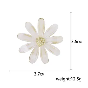 Broche marguerite en acrylique aux pétales blancs et centre doré, 3,7cm x 3,6cm