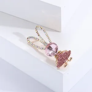 Graziosa spilla a coniglio rosa con base dorata e strass scintillanti per gioielli