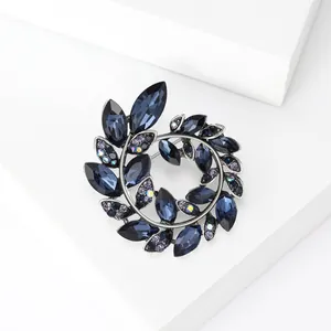 Exquisite Olivenblatt-Kranz-Brosche aus Legierung mit blauen und lila Kristallen