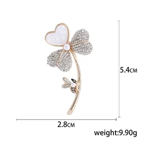 Broche trèfle élégante avec cœur en nacre et abeille, hauteur de 5,4 cm