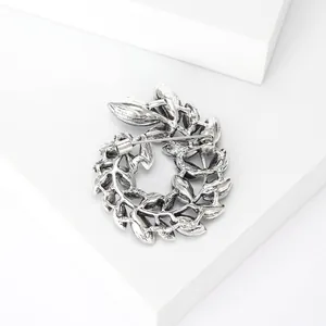 Detailansicht der Rückseite der Vintage Silber Brosche Olivenzweig mit blauen Steinen und Nadel