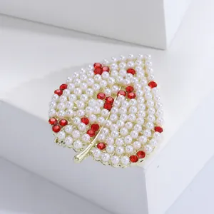 Broche élégante en forme de feuille avec perles blanches et cristaux rouges dorés