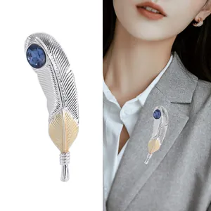 Broche élégante en forme de plume argentée avec gemme bleue pour vestes et manteaux