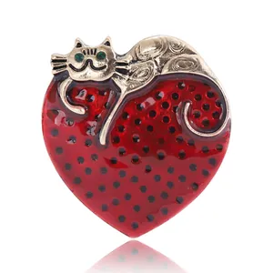 Cute Alloy Cat Heart Brooch Red Enamel Strawberry Design Pin With Green Rhinestone Eyes Vintage Cartoon Jewelry For Women