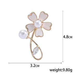 Elegant 4.8cm gold shell flower brooch with white pearls for women's fashion accessory