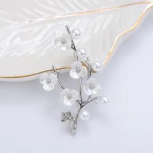 Eleganter silberner Blumenanstecker mit weißen Perlen und Emailleblüten für Damenanzüge