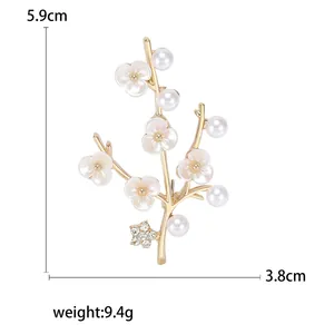 Eleganter Blumen-Zweig-Brosche mit Perlen und Muschel-Blüten auf Gold-Metall
