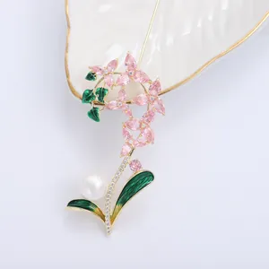 Broche orchidée élégante avec cristaux roses, émail vert et perle blanche ronde