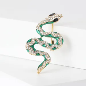 Vue détaillée de la broche serpent en émail vert avec zircons blancs sur monture dorée