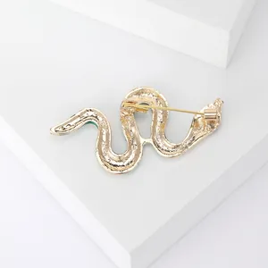 Vue détaillée du dos d'une broche serpent dorée avec fermoir à épingle sécurisé