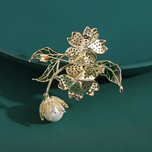 Détail du dos de la broche fleur dorée montrant le fermoir et la structure métallique