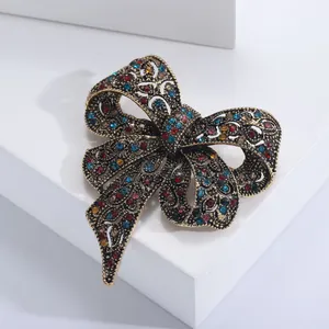 Macro di spilla vintage a fiocco con strass multicolore e finitura in bronzo antico