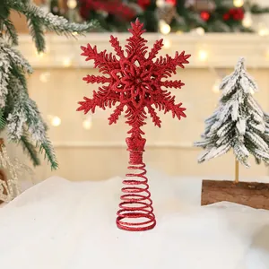 Glitzernde rote Schneeflocke als Weihnachtsbaumspitze mit Spiralbasis aus Eisen