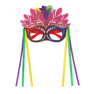 Masque de carnaval avec plumes roses, rubans colorés et motifs d'étoiles dorées
