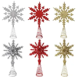 Goldene rote und silberne Schneeflocken Weihnachtsbaumspitzen aus glitzerndem Eisen