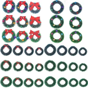 Lot de mini couronnes de Noël avec nœuds rouges et aiguilles de pin enneigées sur fond blanc