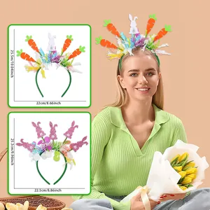 Cerchietto di Pasqua con coniglio bianco carota e elementi decorativi colorati