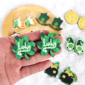 Orecchini a trifoglio verde glitterato per San Patrizio con scritta lucky decorativa