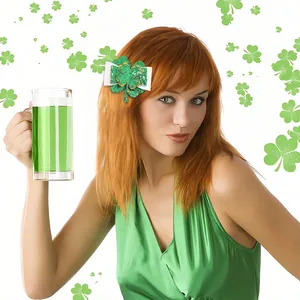 Détail de pince à cheveux Saint-Patrick avec trèfle à paillettes vertes et nœud en tissu blanc