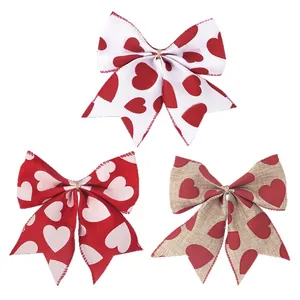 Trois nœuds de Saint-Valentin avec cœurs pour cadeaux de mariage et décoration
