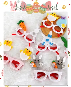 Vista cenital de gafas coloridas para fiestas de Pascua con adornos de fieltro de conejo