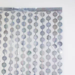 Détail du rideau de porte disco holographique argenté avec sequins laser et motif ajouré