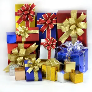 Pila di scatole regalo metalliche multicolore con fiocchi decorativi glitterati