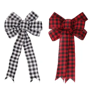 Grote kerststrikken met zwart-wit en rood-zwart ruitpatroon voor kerstboomversiering
