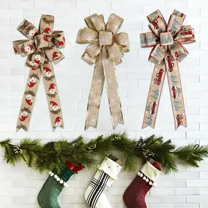 Drei große Weihnachts-Leinenschleifen mit Wichtel- und Oldtimer-Motiven zur Dekoration